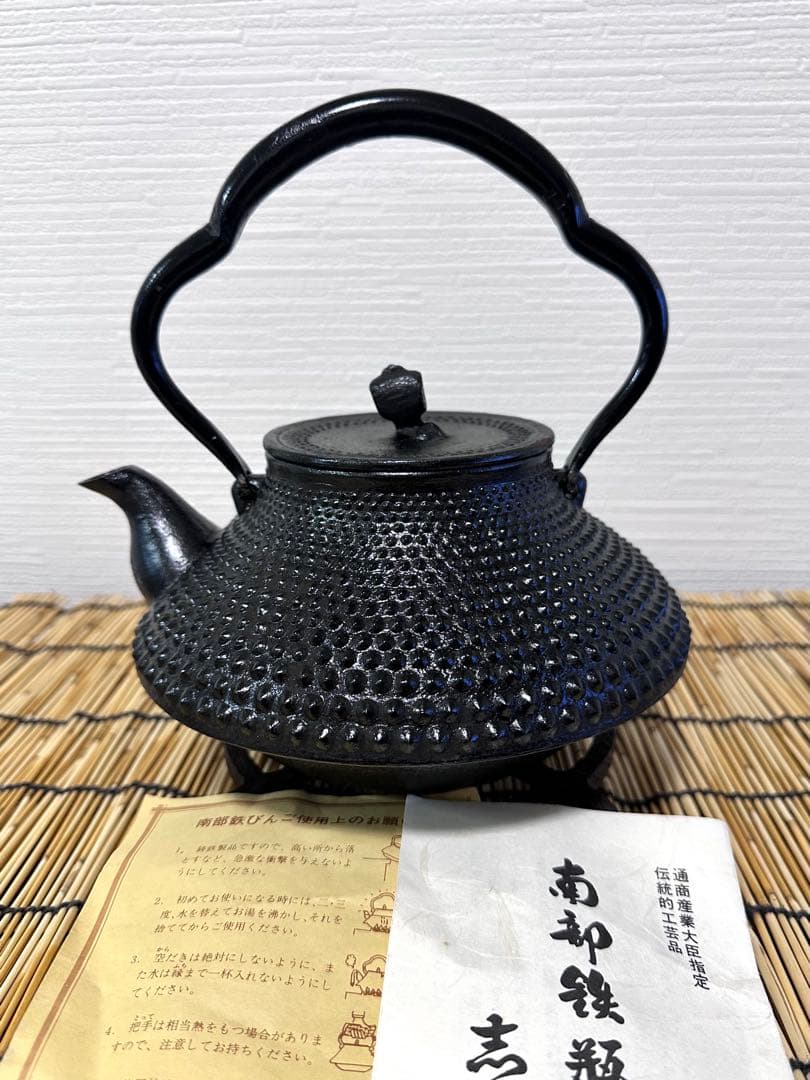 未使用品　南部伝統工芸士 及川寛治作　１５型　大アラレ　南部鉄瓶　南部鉄器　鉄瓶 未使用品 南部伝統工芸士 及川寛治作 18型姥口 アラレ 南部鉄瓶 南部