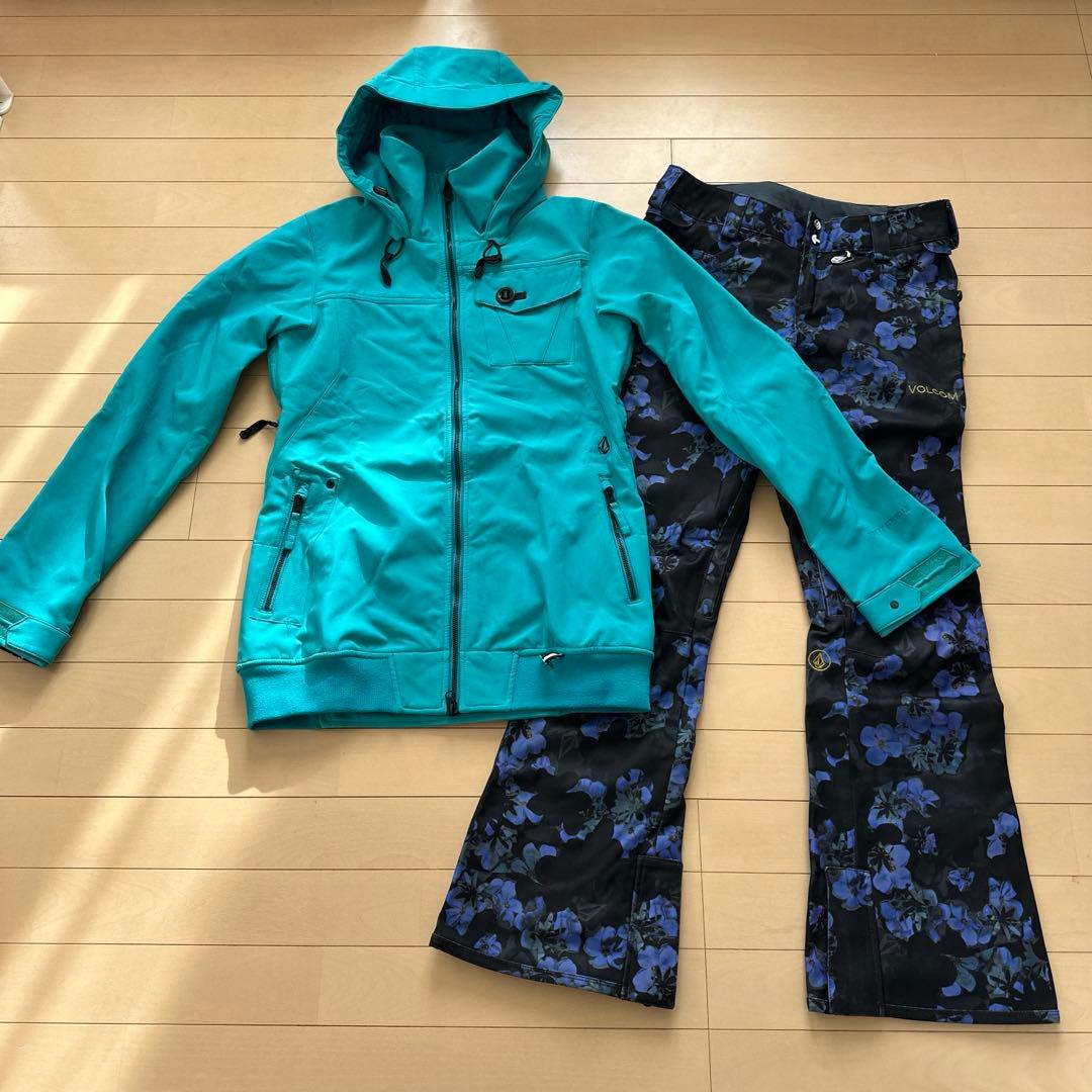 美品【VOLCOM】スノーボードウェア　上下セット　レディースＳ LEISURE SPORT スノーボードウェア スキーウェア レディース 上下