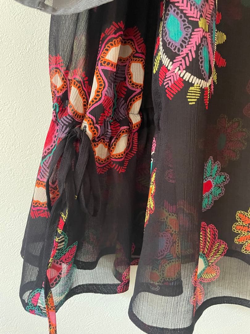 トクコプルミエブォル幾何学花柄黒シフォンチュニック